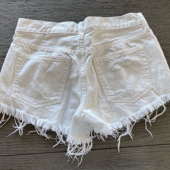 Free People White Distressed Shorts - Size 25 - Picture 3 of 3